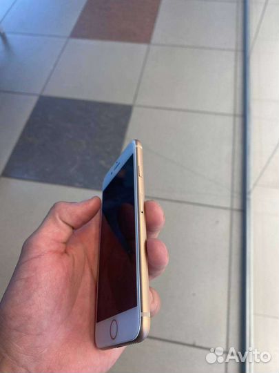 Телефон iPhone 8