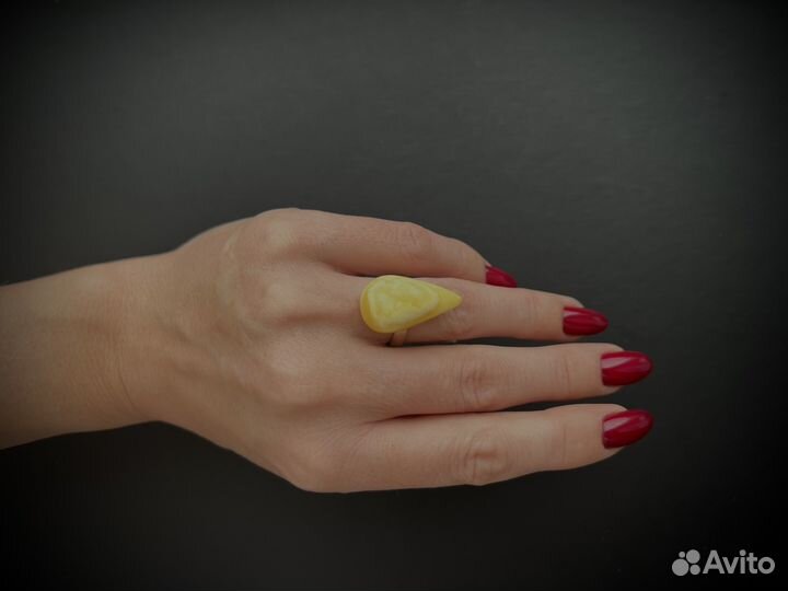 Кольцо с янтарем