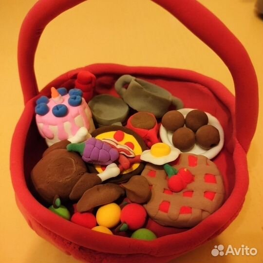 Корзина с едой и посудой для куклы
