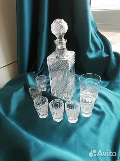 Графины с рюмками, стаканами и с гербом РФ