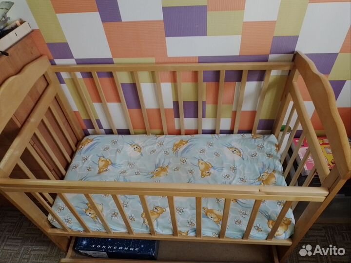 Детская кроватка с продольным маятником