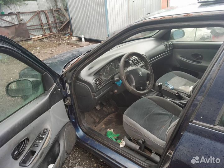 Стекло передней левой двери Peugeot 406 1.8i 16v