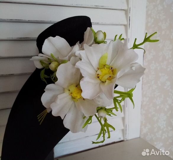 Бутоньерка-брошь 