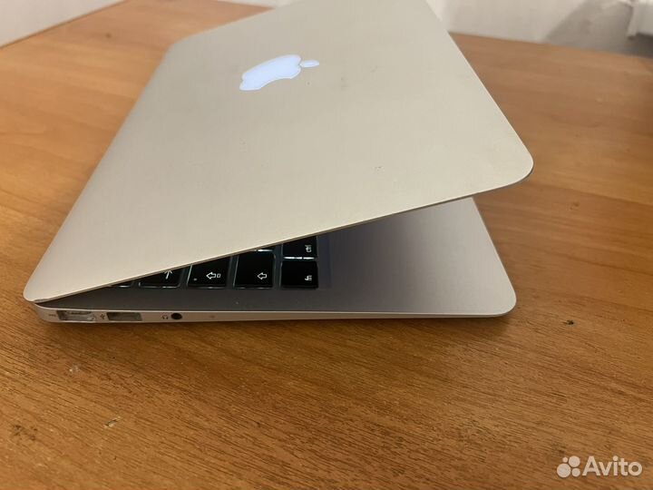 Apple MacBook Air 11 2011