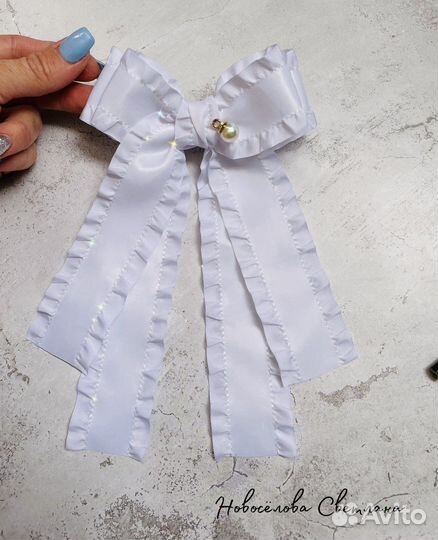 Белый бант на заколке