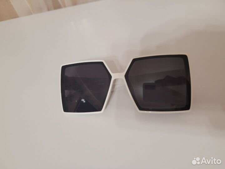 Солнцезащитные очки белые