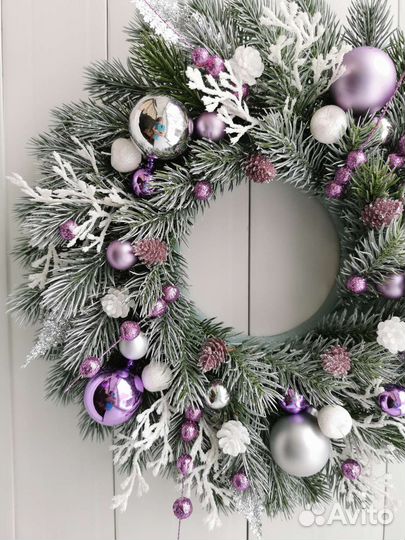 Новогодний рождественский венок и бокалы