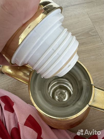 Золотистый кувшин термос