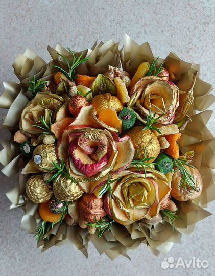Подарок из сухофруктов, орехов и конфет