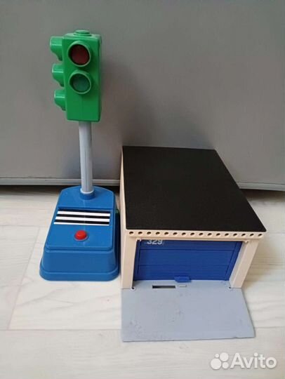 Игрушки светофор, гараж и скорая помощь