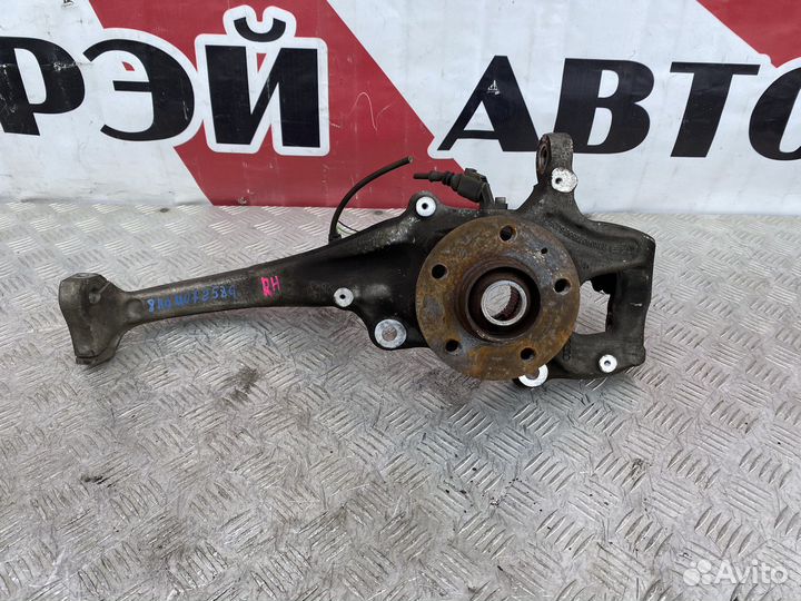 Кулак передний правый Audi A4 B8