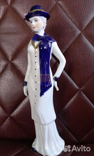 Фарфоровая статуэтка