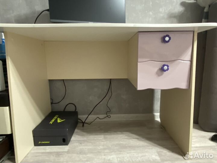 Письменный стол для школьника / компьютерный стол