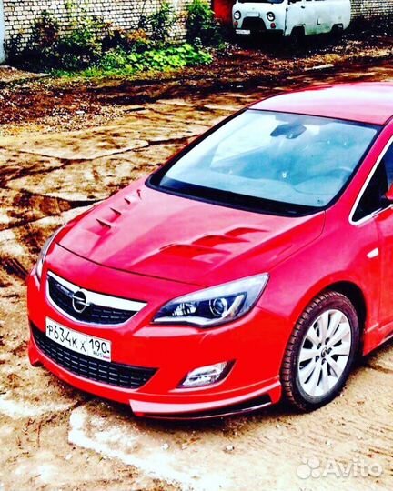 Капот с жабрами Opel Astra J