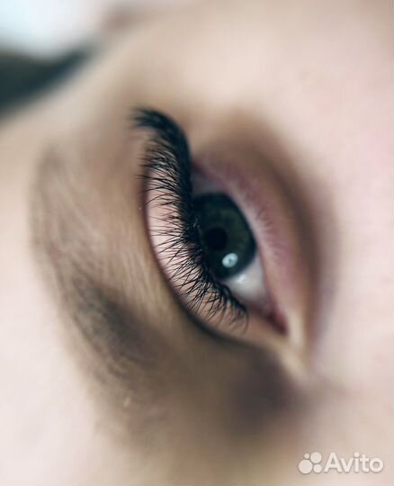 Наращивание ресниц и оформление бровей