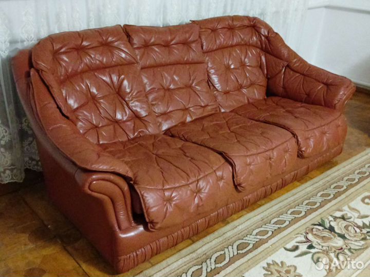 Кожаный диван и 2 кресла