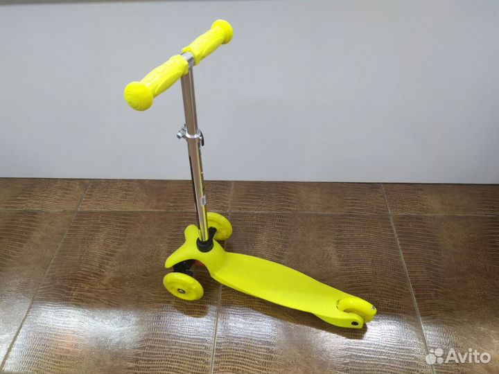 Самокат трехколесный