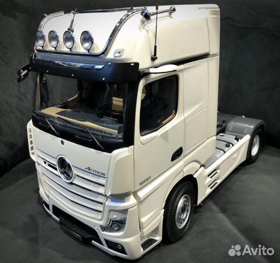 Модель 1:18 Actros GigaSpace Седельный тягач
