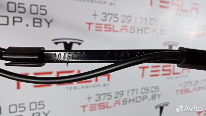 Поводок стеклоочистителя правый Tesla Model X 2020