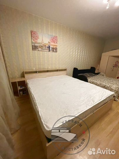 Кровать двухспальная с матрасом