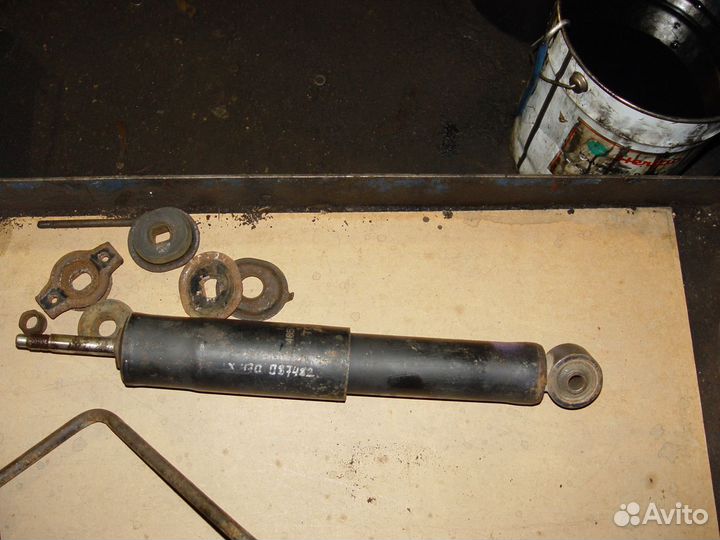 Передний амортизатор Lexus lx470 06г