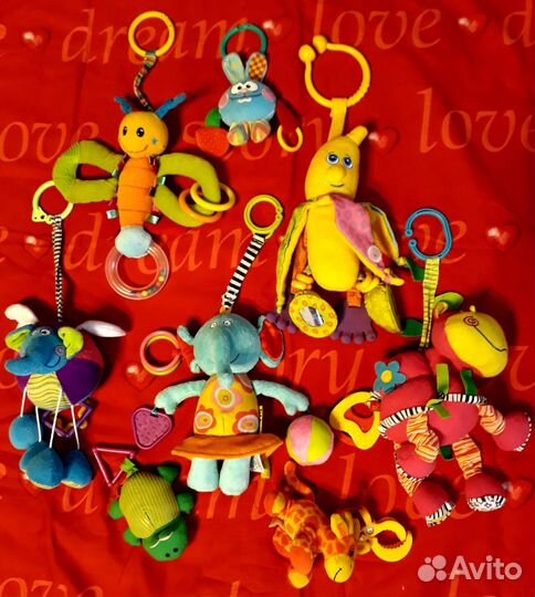 Развивающие игрушки для малышей на кроватку