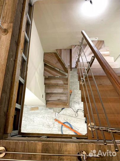 Лестница с забежными ступенями в коттедж