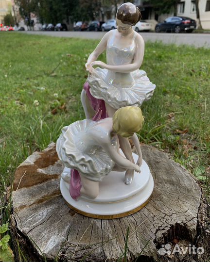 Статуэтка фарфоровая Балерины перед выступлением