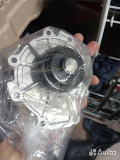 Помпа водяная Ford maverick, escape AJ 3.0 новая