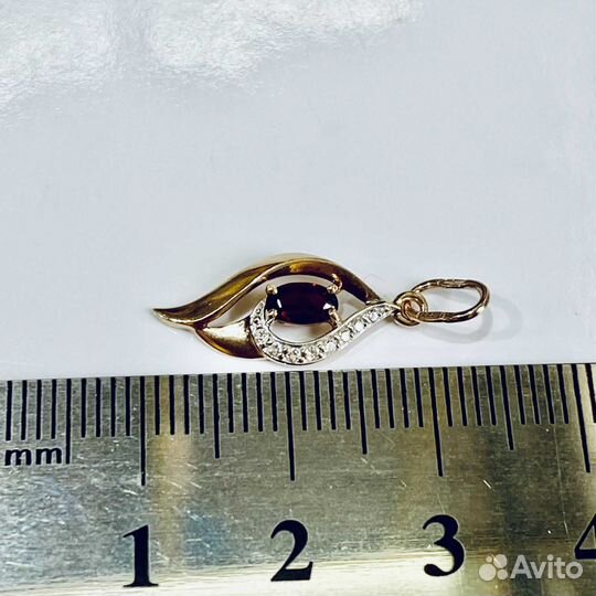 Золотая подвеска с камнем