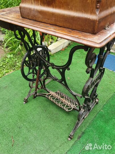 Старинная швейная машинка кайзер