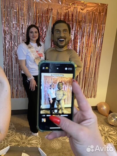 Ростовая кукла Пирожков и женщина негритянка