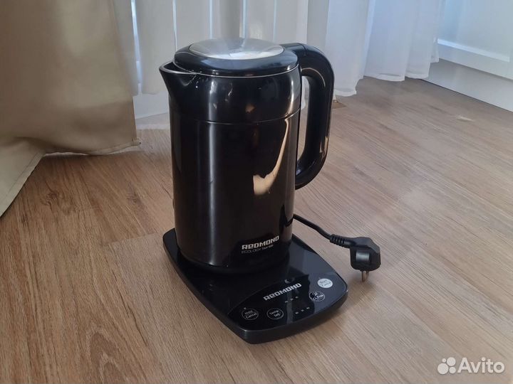 Электрочайник Redmond RK-M1303D черный