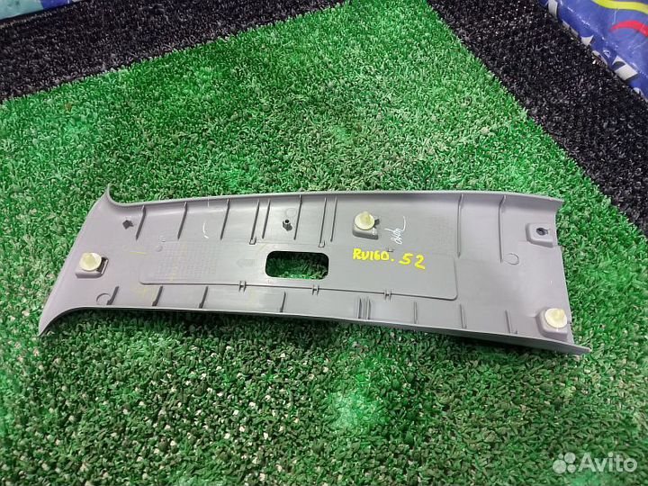 Обшивка стойки средней верхняя правая Mitsubishi L