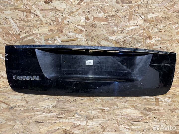 Накладка задней двери KIA Carnival