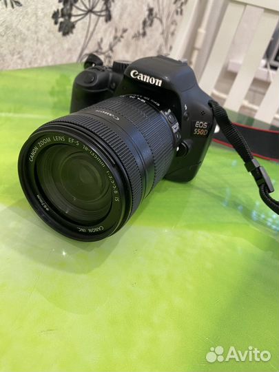 Зеркальный фотоаппарат Canon 550D