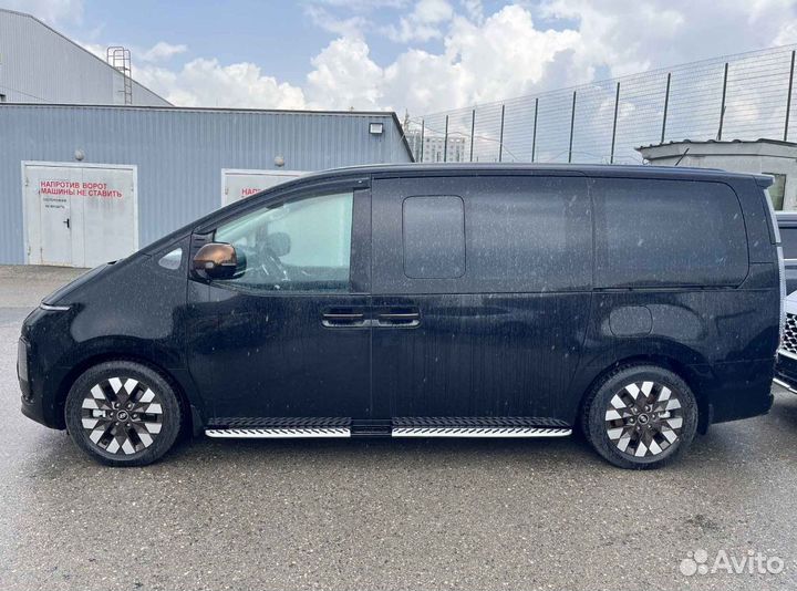 Пороги Hyundai Staria черные