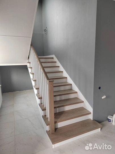 Лестница из ясеня на металлическом каркасе