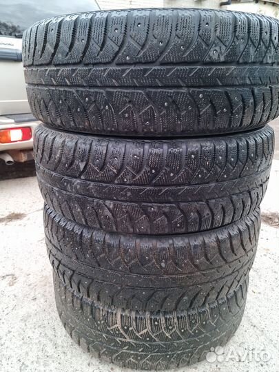 Bridgestone Ice Cruiser 7000 215/60 R17