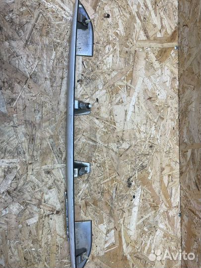 Задний молдинг крышки багажника Mitsubishi Pajero