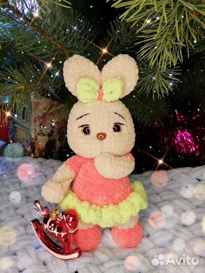 Плюшевый заяц вязаный