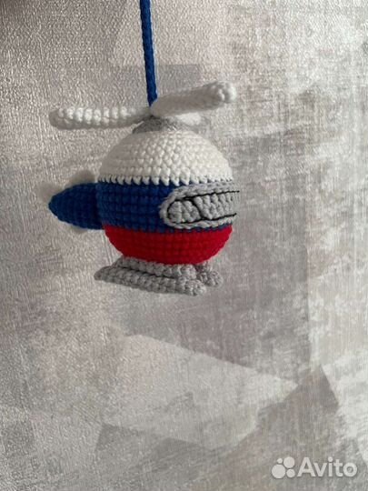 Вязаная игрушка вертолётик