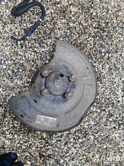 Ступица задняя левая на avensis 2011 г