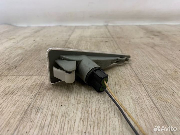 Повторитель в крыло передний правый Renault Megane