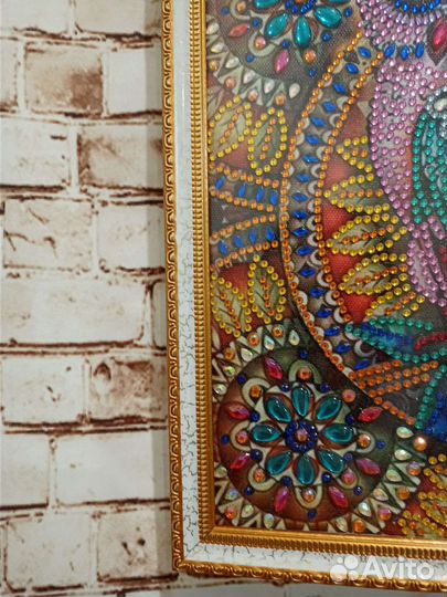 Картина выполнена кристаллами