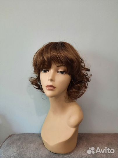 Коричневый парик с челкой и тонкими локонами