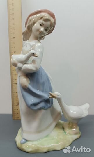 Статуэтка фарфор Испания девушка с гусями