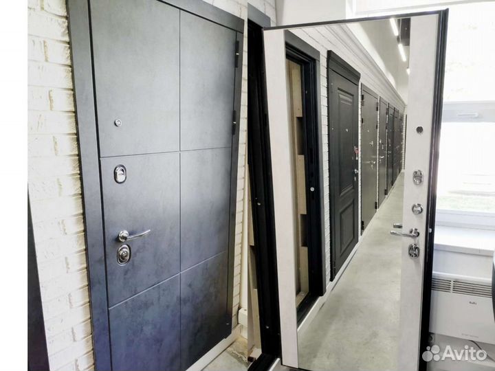 Дверь входная с зеркалом