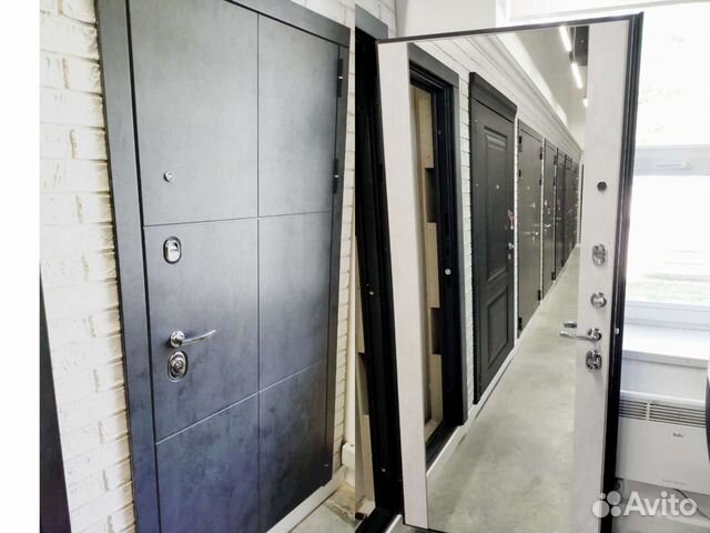 Дверь входная с зеркалом