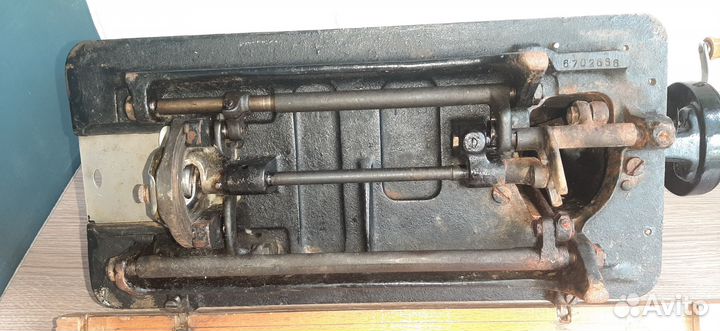 Старинная швейная машинка